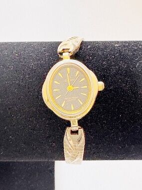 Vintage Elgin Ladies Watch Gold Tone Petite 18mm Quartz Wristwatch Working